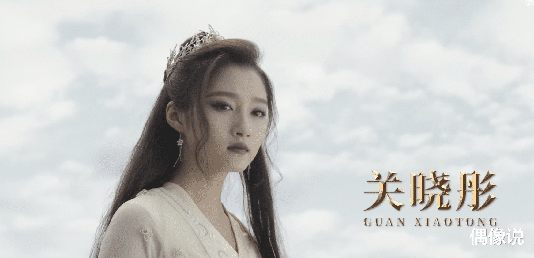 关晓彤|关晓彤新电影剧照发布，涂绿色眼影，蒙黑色面纱，造型别致！