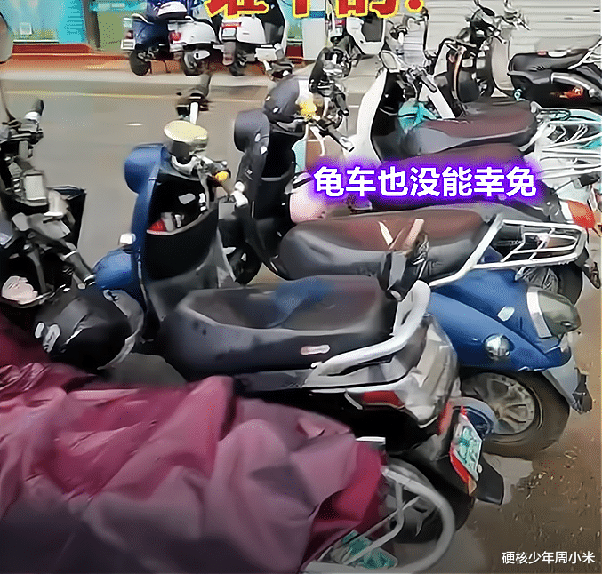 硬核少年周小米 廣西南寧一地鐵口，多輛電動車坐墊被劃破，“躺槍的”有7輛之多
