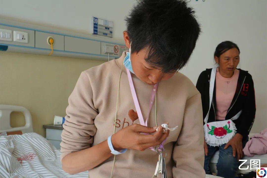 滇藏铁路|女孩1岁受伤留下后遗症，16年后她写了一行字，妈妈无比欣慰