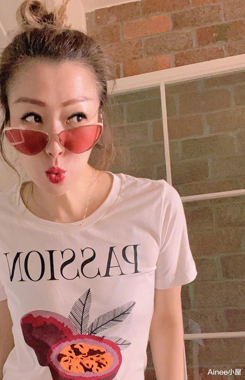 Ainee小屋|郑秀文把自己打扮得挺花哨，长裙配花头巾，梅子色口红挺特别