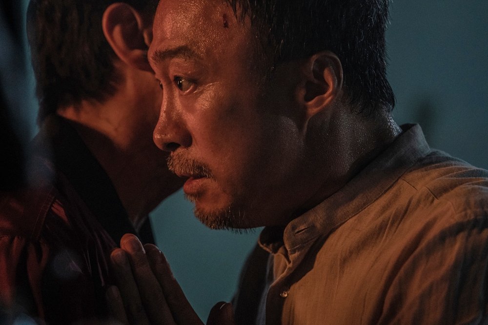 第8夜|韩国惊悚片《第8夜》，金裕贞、南多凛联手驱魔！法器失效恶灵出笼！