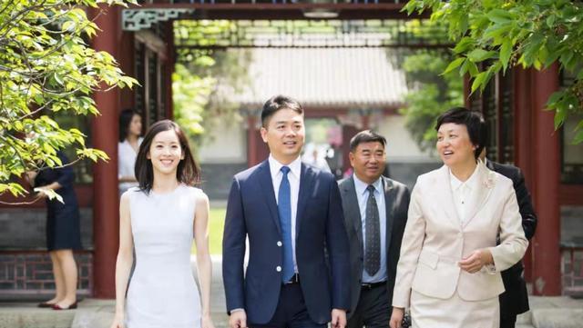 波波的时尚|章泽天和章子怡刘嘉玲同框，一袭黑裙优雅大气，气质丝毫不落下风