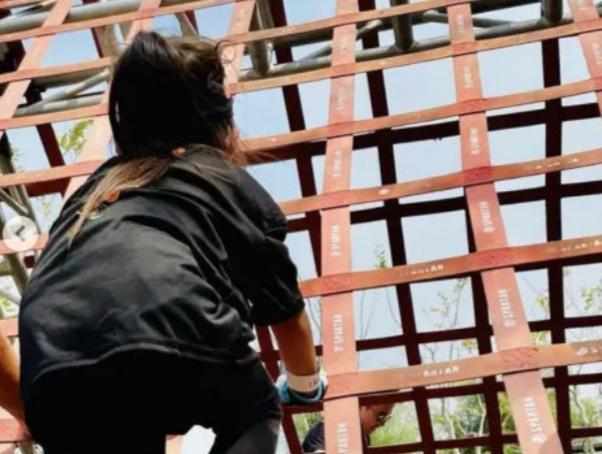 昆凌|昆凌参加女儿运动会,母女俩长相复制粘贴,混血弟弟却避开优点长