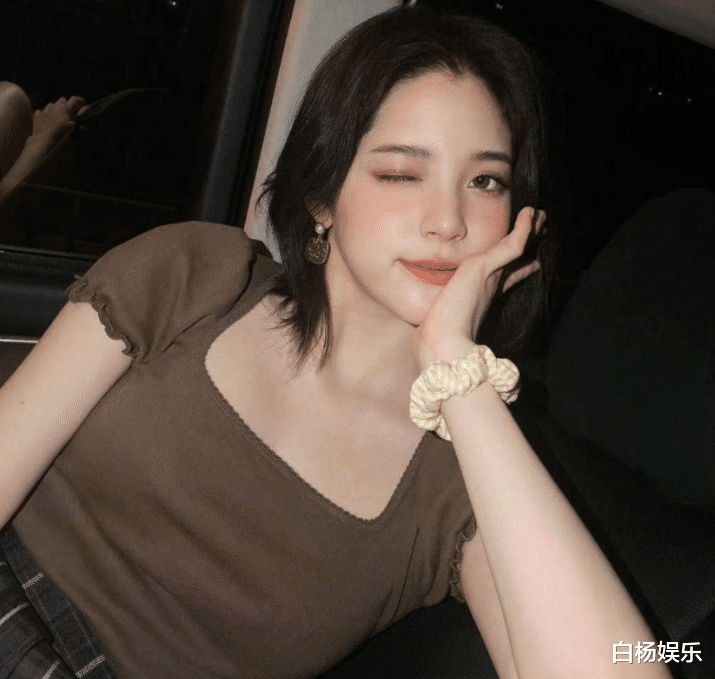 赵丽颖|赵丽颖豹纹抹胸连衣裙上热搜，却引争议：不要占用公共资源了