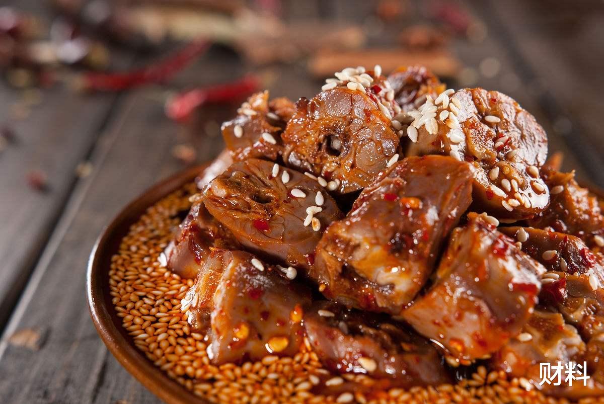 周黑鸭 他靠“偷师”反超周黑鸭，如今门店超12000家，个人身价达131亿