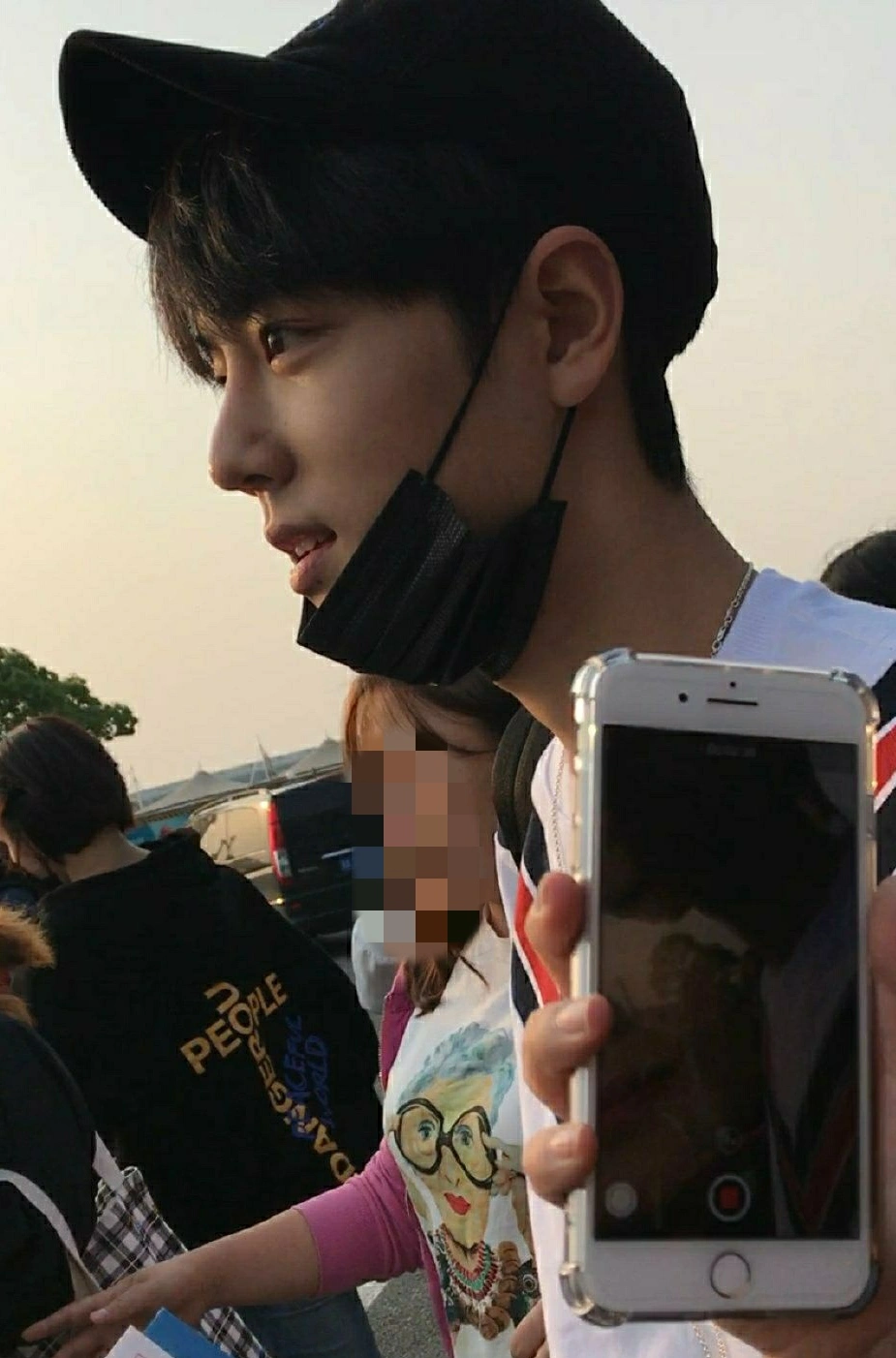 |明星现实生活中真的那么好看吗？