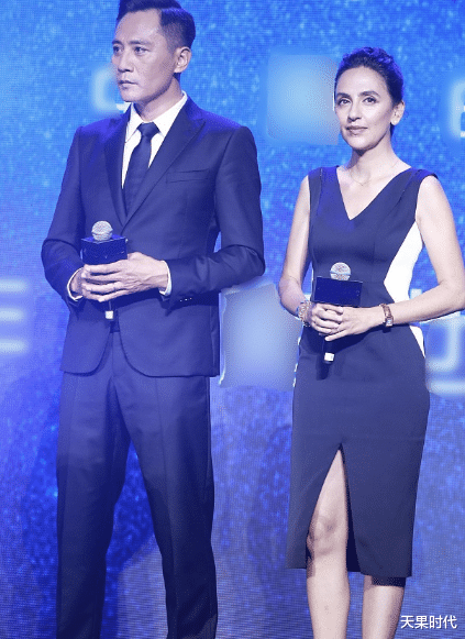 刘烨|刘烨携外国妻子亮相，安娜穿拼色裙美的高雅，松弛肌肤却暴露年龄