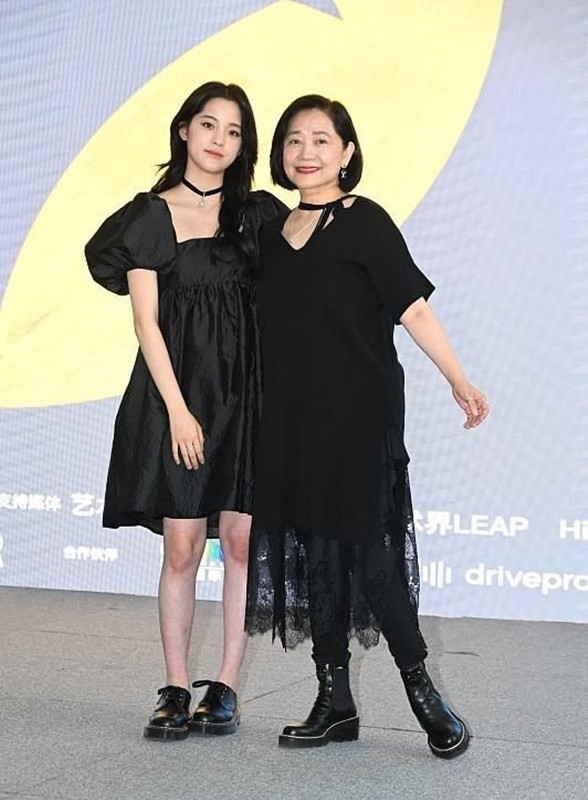 猫姐穿搭经|欧阳娜娜上海办展，穿方领裙和妈妈同框比美，母女俩共用一张脸