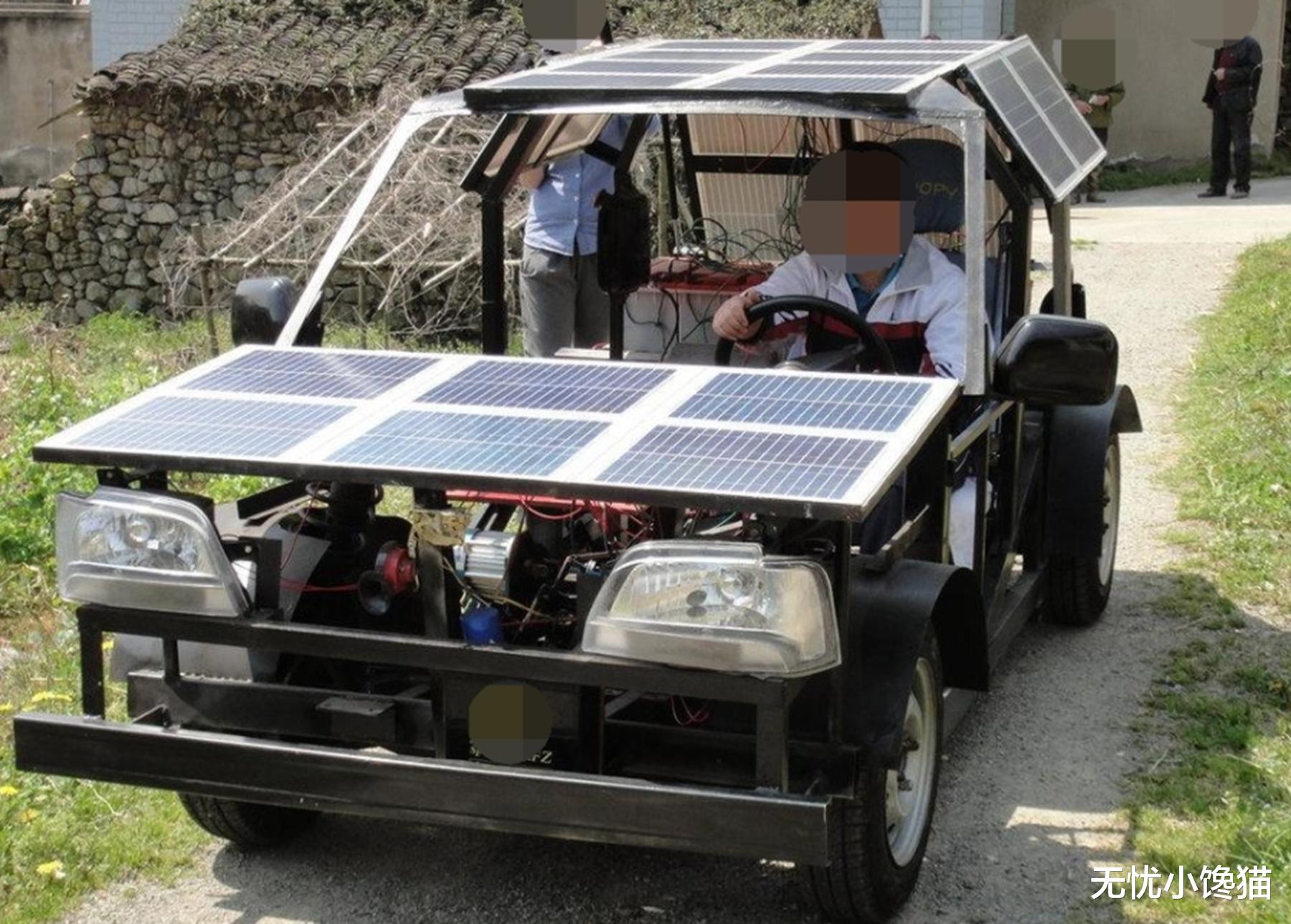 农村老汉自制太阳能车,一次能坐4个人,车头两侧还插上了国旗