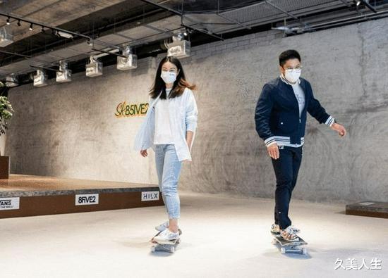 久美人生|郭晶晶霍启刚帅气玩滑板 郭得刚cp合体撒糖超甜