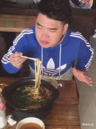 书尽心生|搞笑GIF：这娃娃太厉害了，上一秒还那么精神，下一秒说睡就睡！