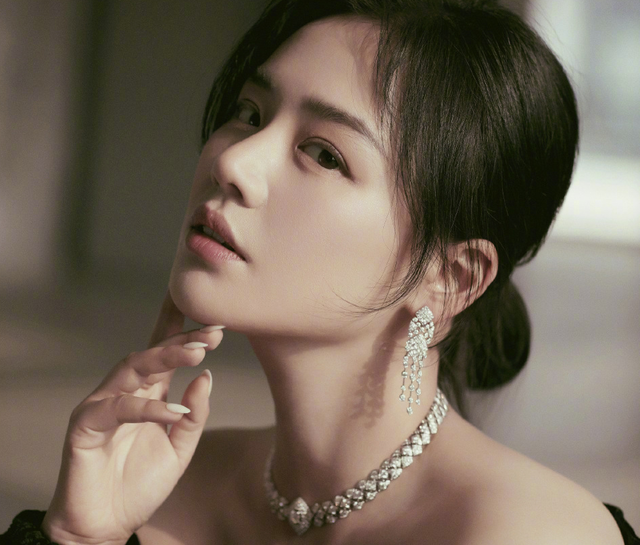 马思纯|马思纯胖出新高度，包子脸双下巴粗臂膀，站在人群中竟与素人无异