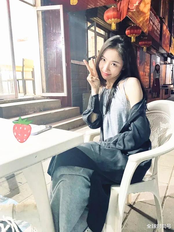 全球时尚号|霍尊女友陈露秀美照，和霍尊依偎好亲密，颜值在线衣品出众