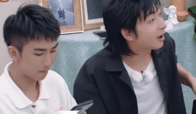 白举纲|华晨宇同届快男官宣结婚!录节目填婚姻状况写错字,妻子是圈外人