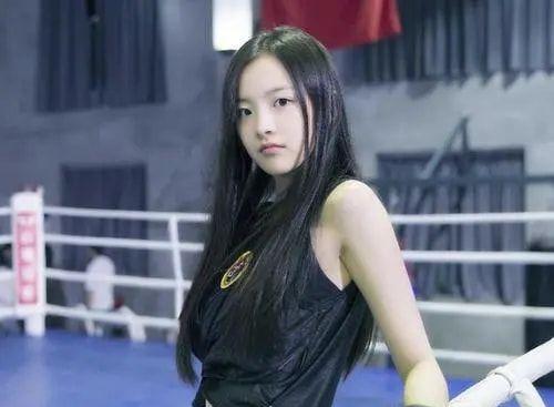 李庚希|“姜泥”李庚希：读美国高中却考不上国内大学，还因抽烟引发争议
