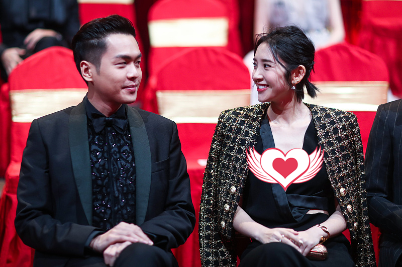 BiuVogue|唐艺昕越来越大气了，穿礼服看着好高贵，肌肤白皙身材好