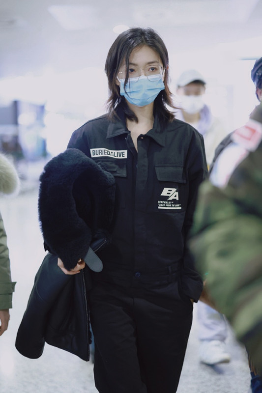 万茜|万茜也太能穿,一套工业风打扮配一副眼镜,这是在机场走秀吗?