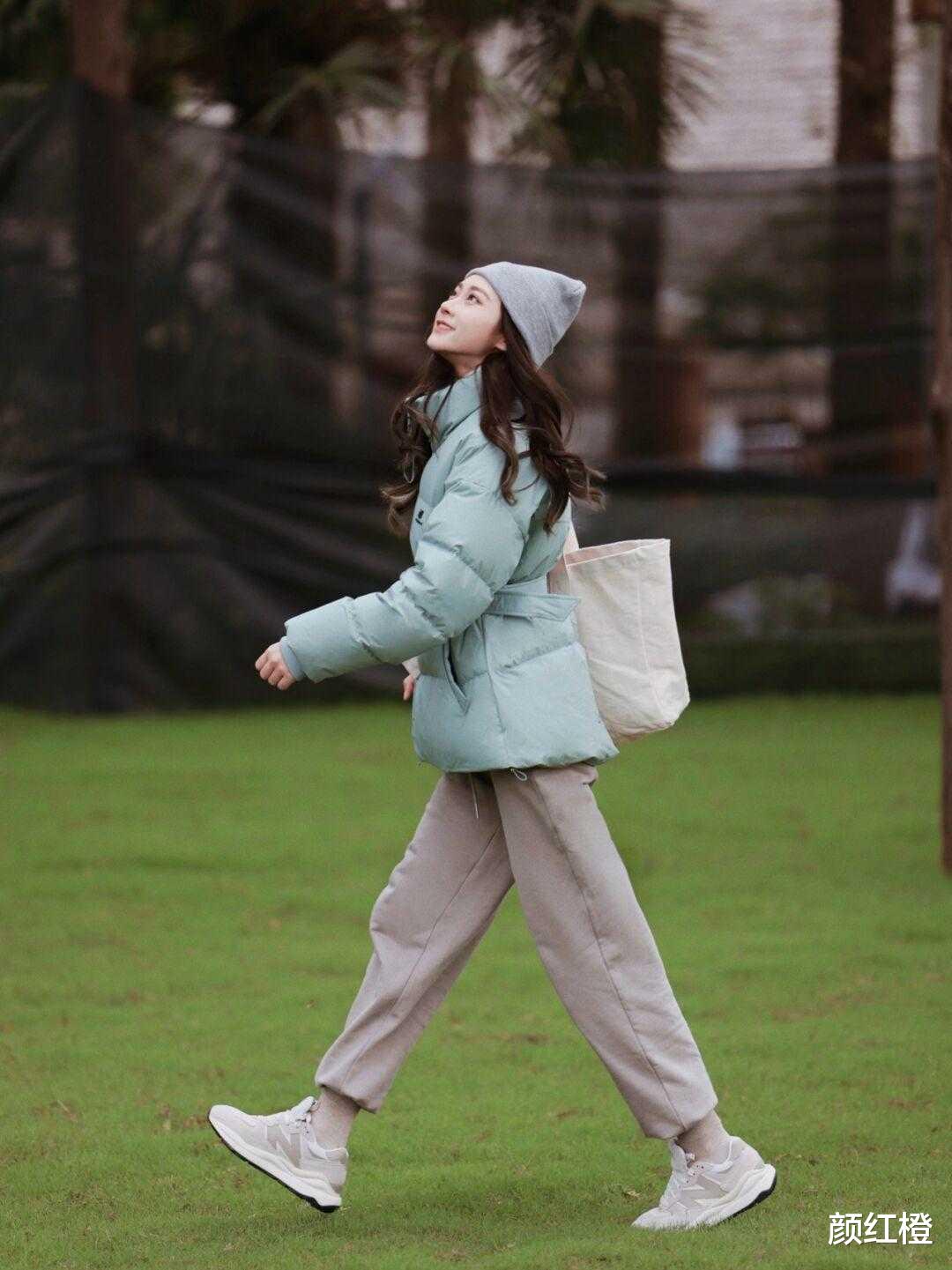 颜红橙 降温后穿“羽绒服”才保暖，试试这些穿搭方式，日常实用又洋气