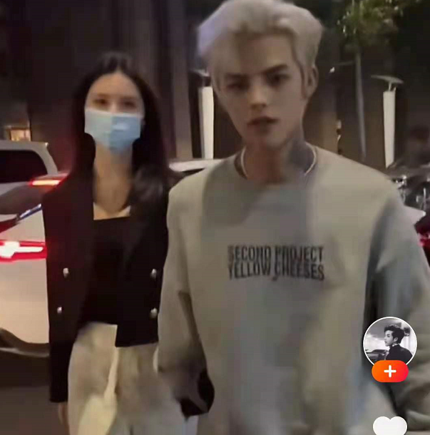 滤镜|百万网红套路璐真容曝光,腿瘦成竹竿皮肤还黑,离开滤镜判若两人