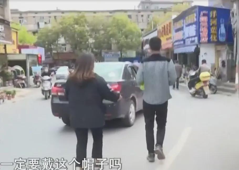 男子网购绿帽子亲手戴上,只为回应妻子