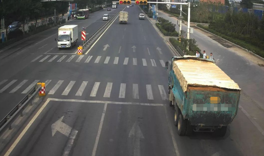 监控视频 为啥渣土车敢闯红灯？谁给他们的勇气？内行人：这些人很不一般