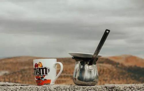 这种杯子不适合用来喝水,赶紧换掉,每个人家里都有