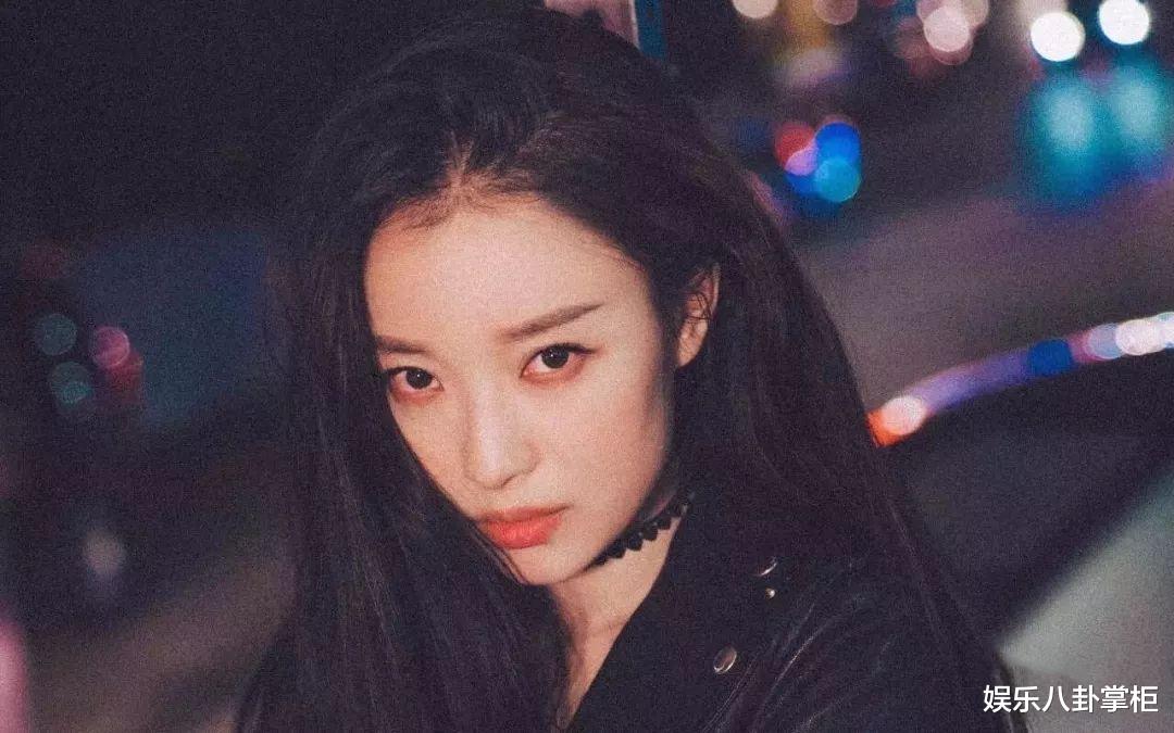 杨幂|杨幂遭粉丝抵制的背后：35岁的嘉行一姐，在事业瓶颈前很无力