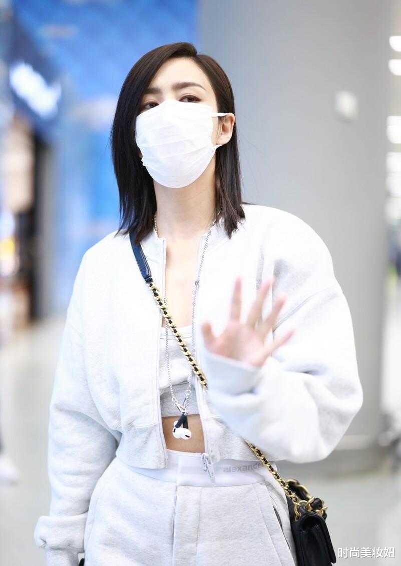 时尚美妆妞 佟丽娅穿衣真有“心机”，棒球服配巴掌大的内搭，显高又洋气