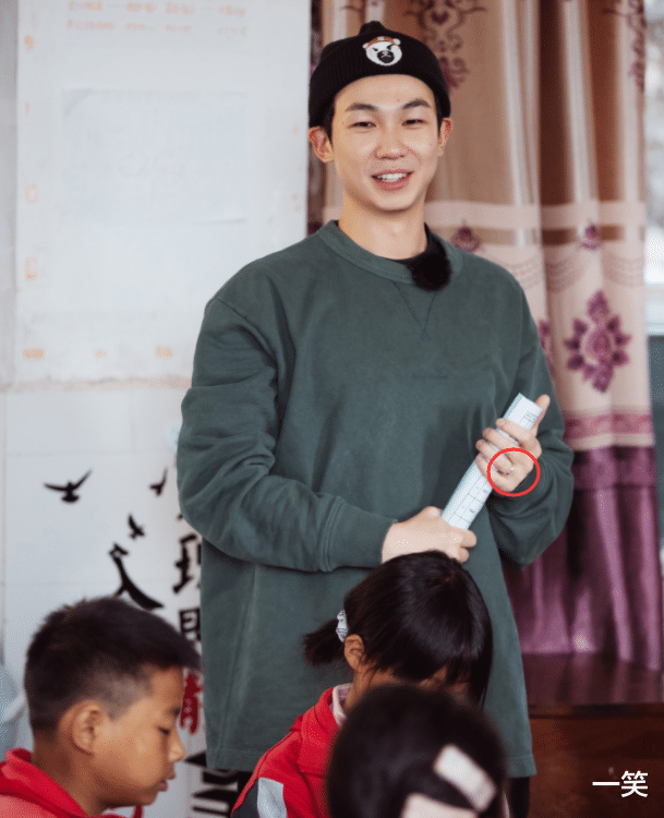 白举纲|28岁白举纲宣布结婚喜讯！晒与妻子合照，甜称：非常幸福