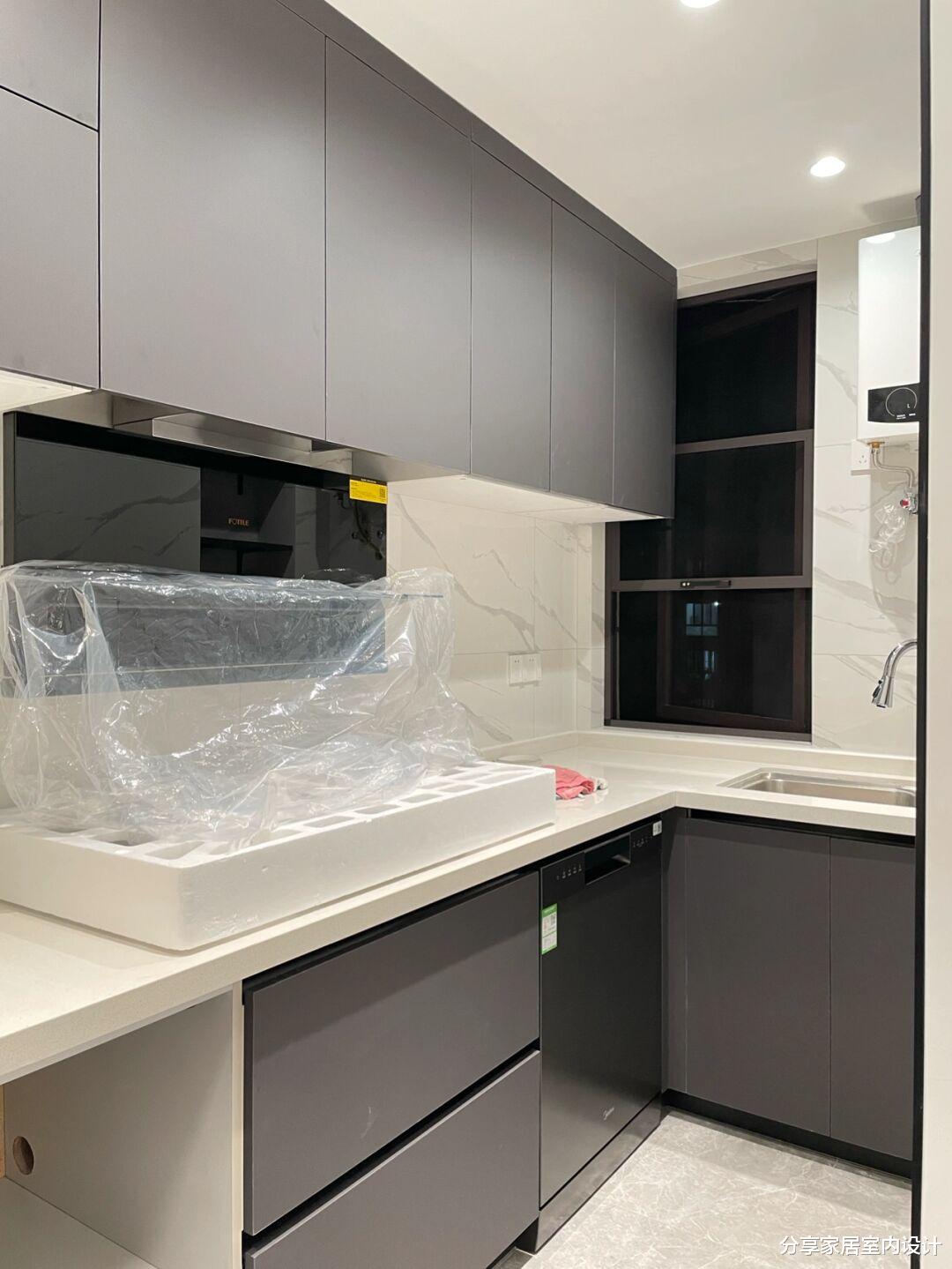 新房装修现代“黑白灰”，协调又好看，悬空电视墙一家人都喜欢！