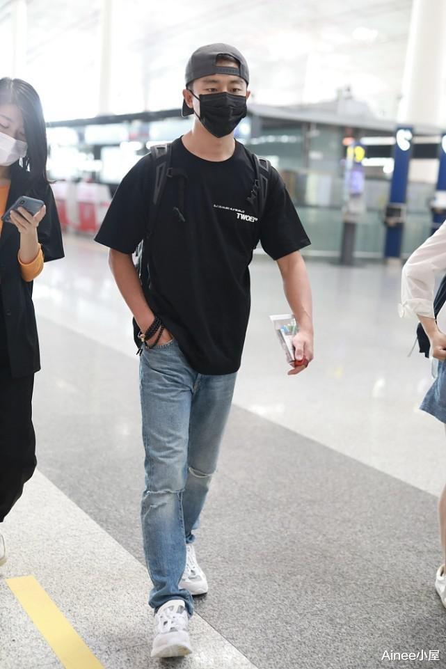 Ainee小屋|黄轩肉嘟嘟不算瘦，1米77穿宽松休闲裤，可惜有点给比例拉后腿