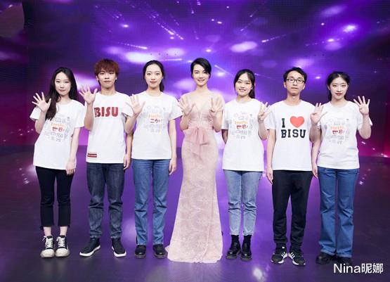 车晓|瘦也是优势！车晓短发穿风衣配吹风机气场全开，那眼神好绝一女的