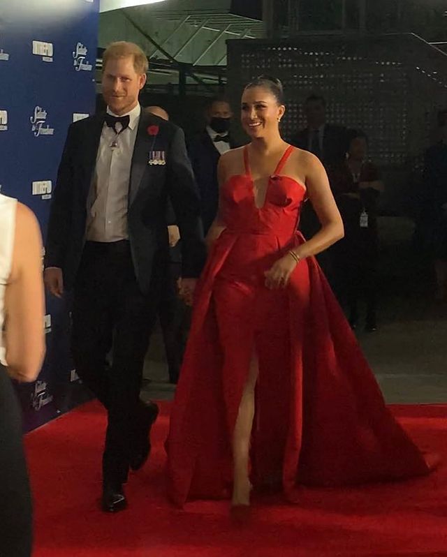 全球时尚风行 梅根哈里罕见走红毯，一袭吊带红裙尽显性感，一转身暴露背后赘肉