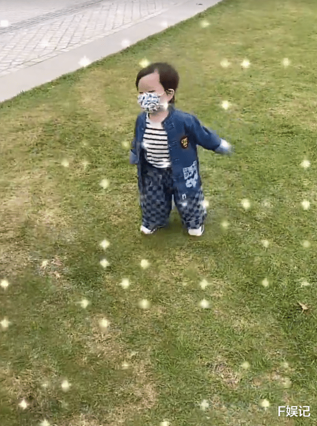 申世景|TVB小生陈山聪放假陪妻儿游玩享受家庭乐 1岁儿子学走路的模样可爱