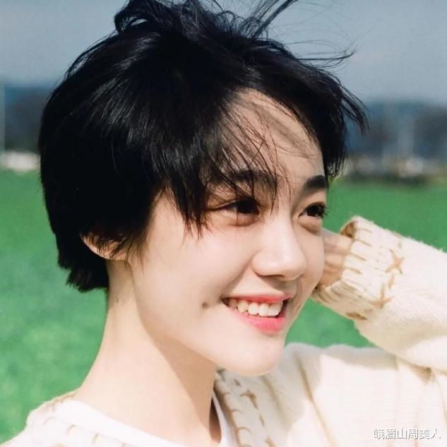 连体裤 ?短发女人，如何穿衣更显“高级”？记住这2要点3款式，气质飙升