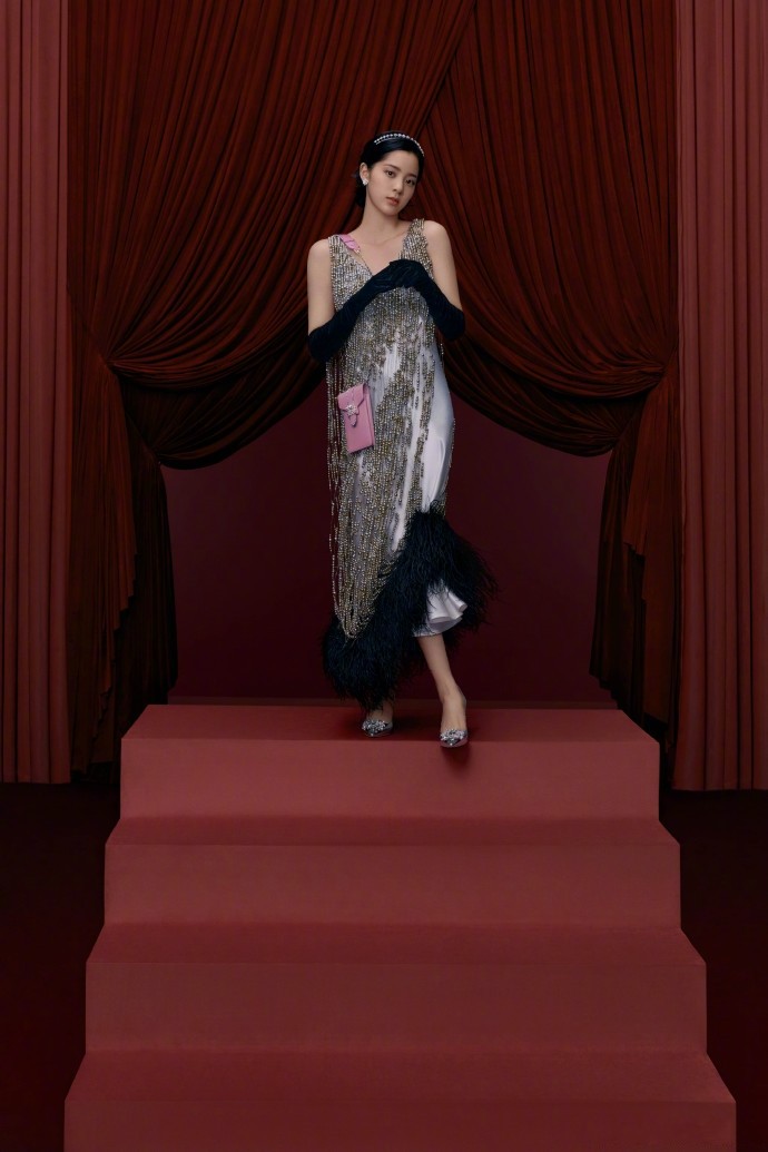 欧阳娜娜|傻白甜只是保护色，欧阳娜娜走成熟风也没让人失望，还穿了黑长袜