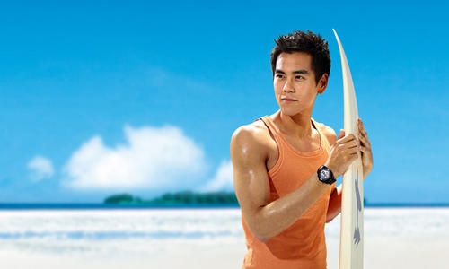 彭于晏|彭于晏瘦到脊椎骨凸起，尹正吃到猪肉笑出表情包，明星减肥太狠了