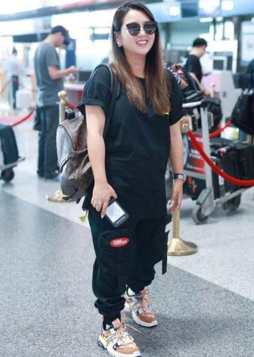 何洁|36岁何洁减肥成功，大象腿瘦成筷子腿，少女感满满，着实让人羡慕