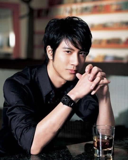 李靓蕾|学历是脸面尽失后的遮羞布，李靓蕾自曝家丑，但不是愚蠢的女人