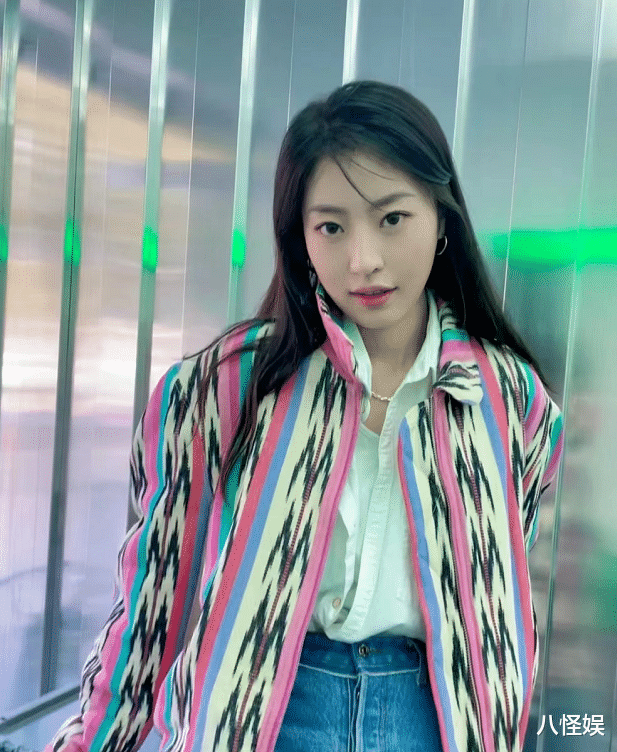 纪凌尘|纪凌尘大4岁女友首晒合照秀恩爱，两个人街头拥抱亲吻，好甜蜜