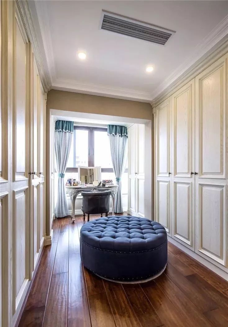 与其羡慕别人家有衣帽间，不如自己挤点空间来做个