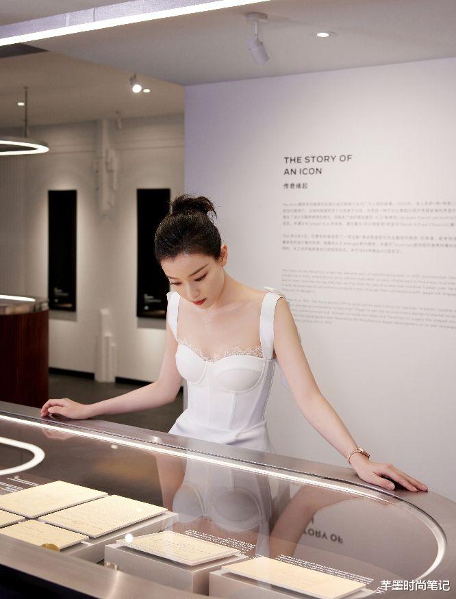 芊墨时尚笔记|杨幂和倪妮同为气质女神,穿搭简约又大方,展现的风格却截然不同