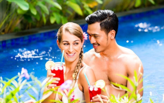 清水时尚 妻子说出差,我却在酒店偶遇她,妻子:男闺蜜是客户,我:离婚