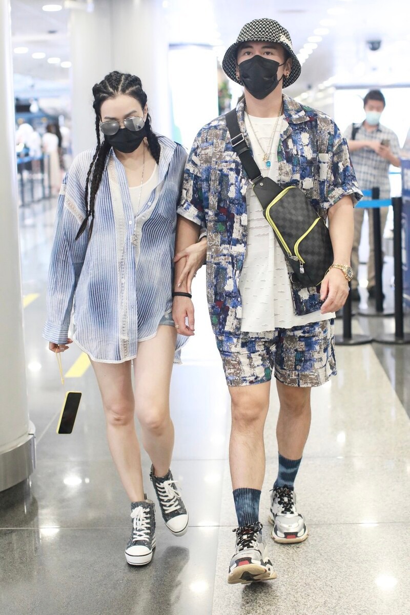 男士穿衣搭配杂志|张伦硕身材真好，七分裤+穆勒鞋型男范十足，看来钟丽缇没看走眼
