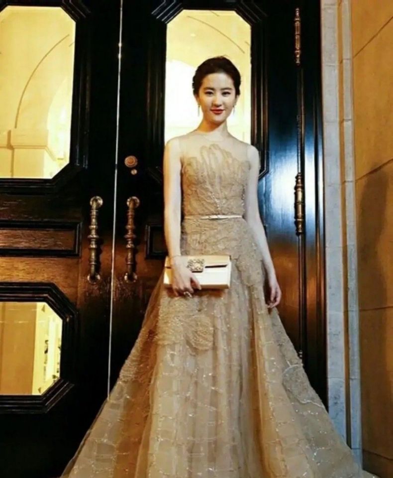 刘亦菲|刘亦菲穿运动背心好饱满，把衣服都撑开了，和吴亦凡吻戏自然