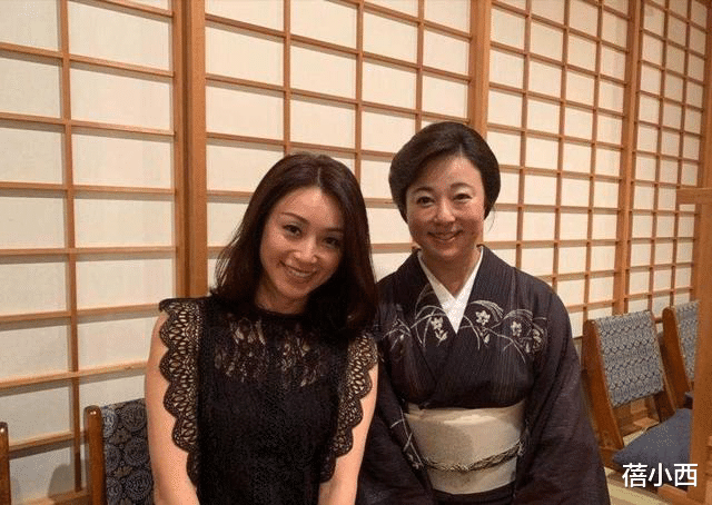 穿衣搭配|酒井法子终于剪了短发，一身黑打扮低调亮相，看不出已经50岁了