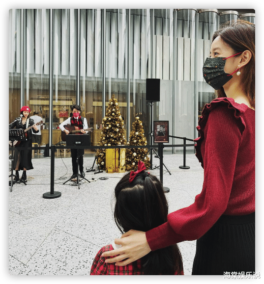 章泽天|章泽天在老公视角下秀恩爱,28岁肤白貌美大长腿,女儿没继承美貌