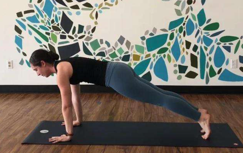 臀部|如何提高身体的柔韧性?这5式瑜伽要多练,软化脊柱,灵活身躯