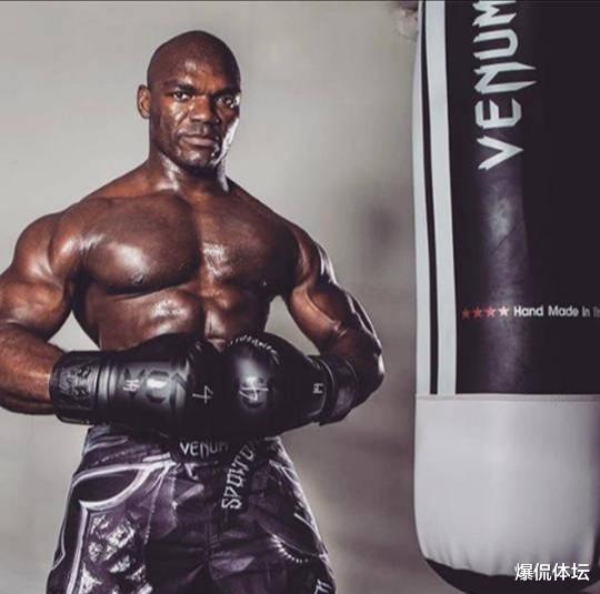 香港|中國最能打的人：與泰森同時代比泰森還強壯，能一只手舉起女友