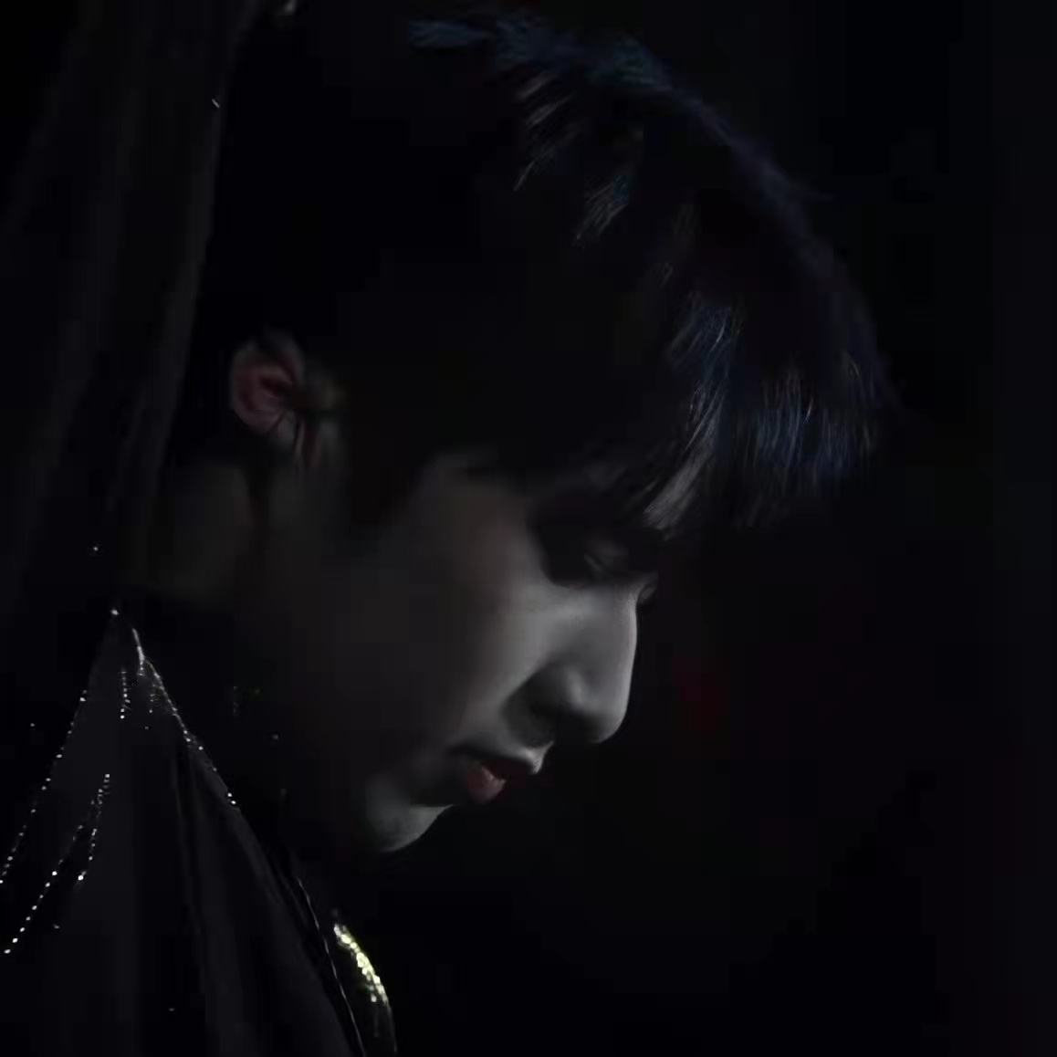 姐姐|刘耀文为了消除脸上水肿，用橡皮筋将耳朵捆到充血, 看得让人心酸